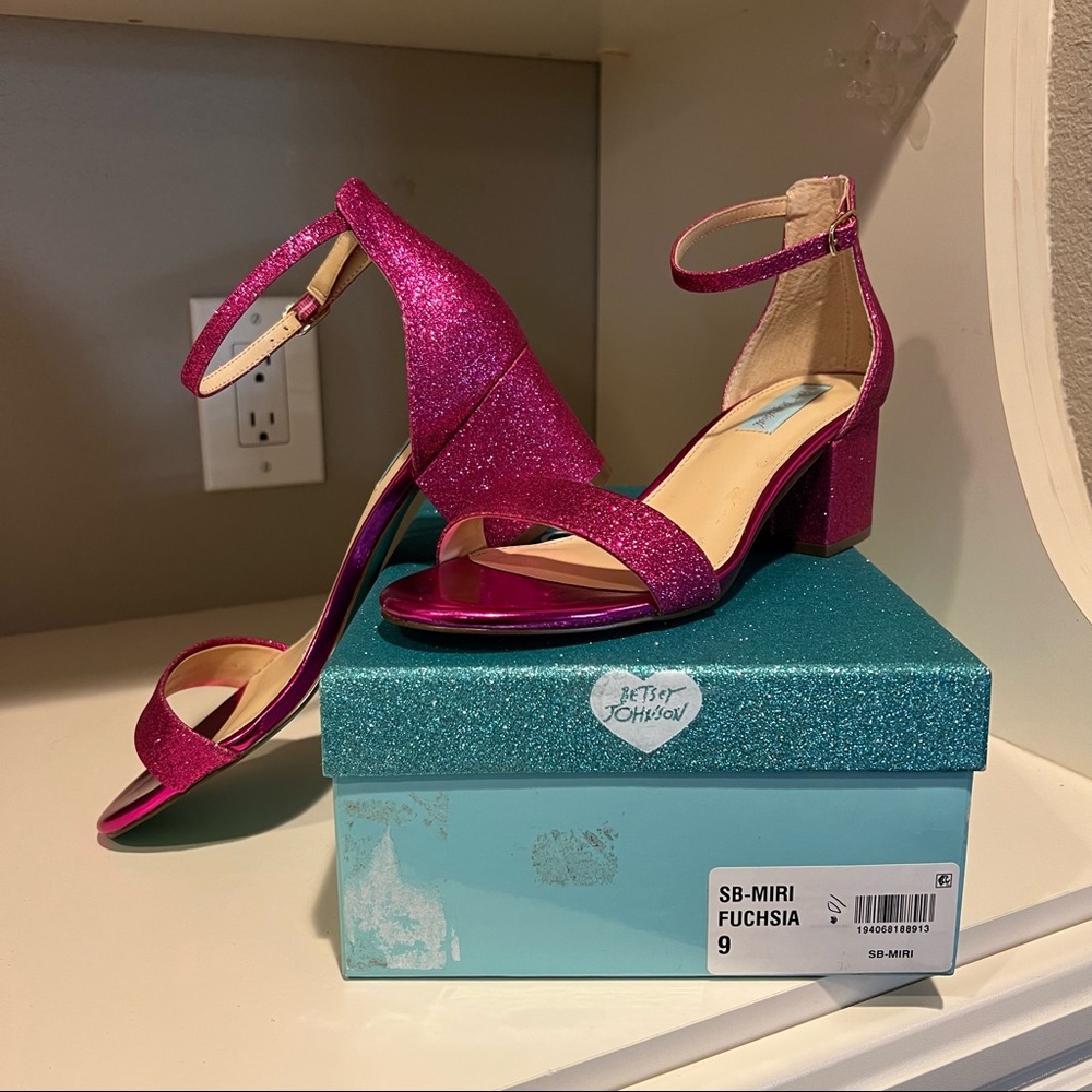 NEW in box Blue by Betsey Johnson Pink Glitter block heel